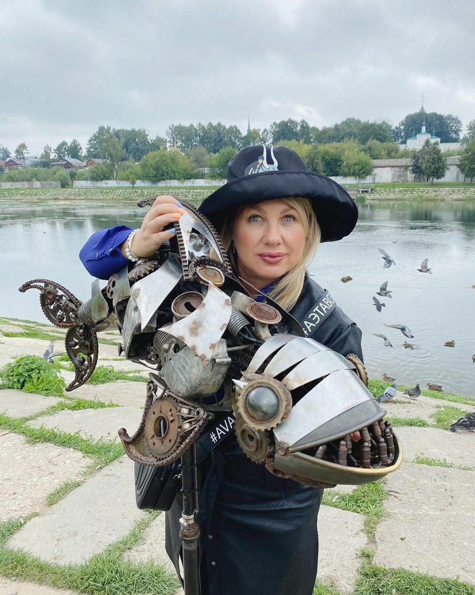 Певица Ева Польна (экс-солистка группы «Гости из будущего») стала героиней нового выпуска программы Светланы Бондарчук на YouTube. За два часа общения звезда раскрыла ведущей много секретов. Например, оказалось, что автор и исполнительница популярных хитов любит отдыхать недалеко от дома, в городах Владимирской области.