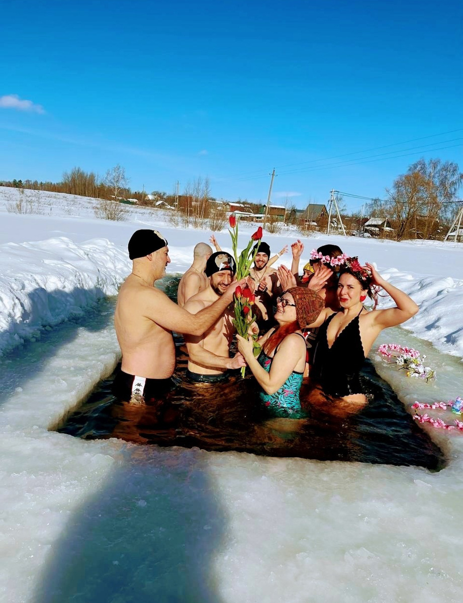 Всего за один день владимирские мужчины выполнили план по вручению цветов сразу на год вперед. Такие очереди за розами и тюльпанами будут не скоро, а значит, это 8 марта надо запомнить надолго, тем более в минувший праздник было место и креативному подходу к поздравлениям милых дам!