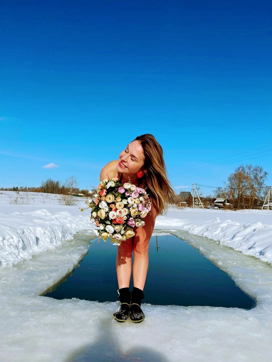 Всего за один день владимирские мужчины выполнили план по вручению цветов сразу на год вперед. Такие очереди за розами и тюльпанами будут не скоро, а значит, это 8 марта надо запомнить надолго, тем более в минувший праздник было место и креативному подходу к поздравлениям милых дам!