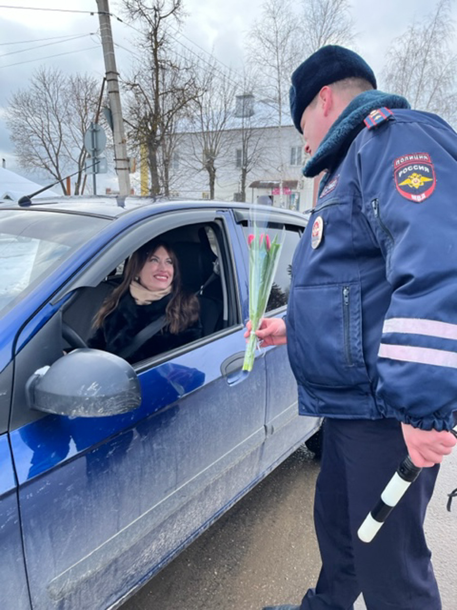 Всего за один день владимирские мужчины выполнили план по вручению цветов сразу на год вперед. Такие очереди за розами и тюльпанами будут не скоро, а значит, это 8 марта надо запомнить надолго, тем более в минувший праздник было место и креативному подходу к поздравлениям милых дам!