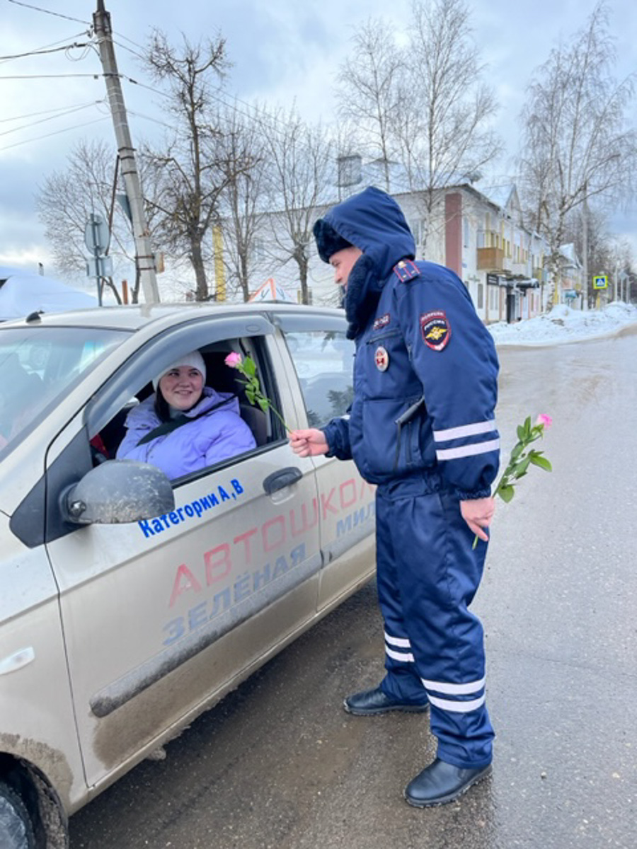 Всего за один день владимирские мужчины выполнили план по вручению цветов сразу на год вперед. Такие очереди за розами и тюльпанами будут не скоро, а значит, это 8 марта надо запомнить надолго, тем более в минувший праздник было место и креативному подходу к поздравлениям милых дам!
