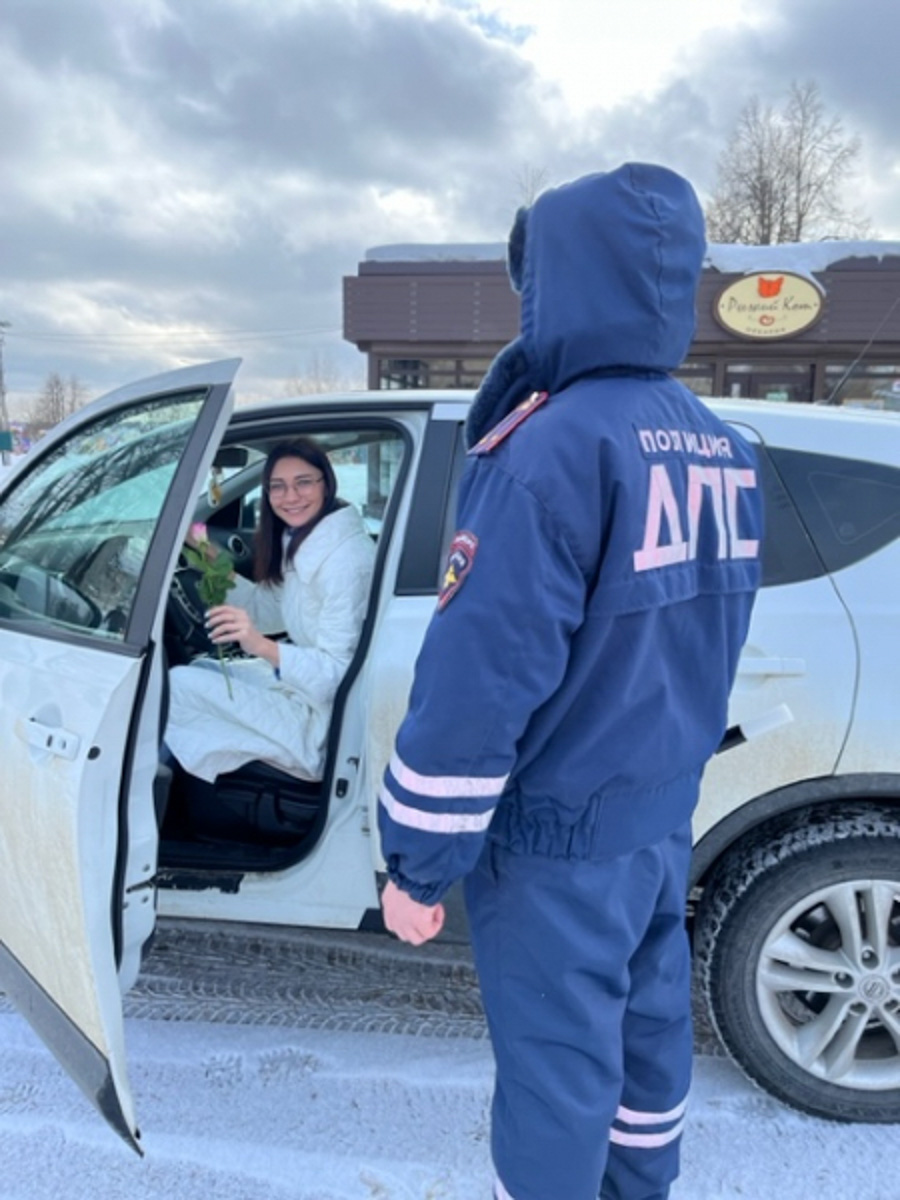 Всего за один день владимирские мужчины выполнили план по вручению цветов сразу на год вперед. Такие очереди за розами и тюльпанами будут не скоро, а значит, это 8 марта надо запомнить надолго, тем более в минувший праздник было место и креативному подходу к поздравлениям милых дам!
