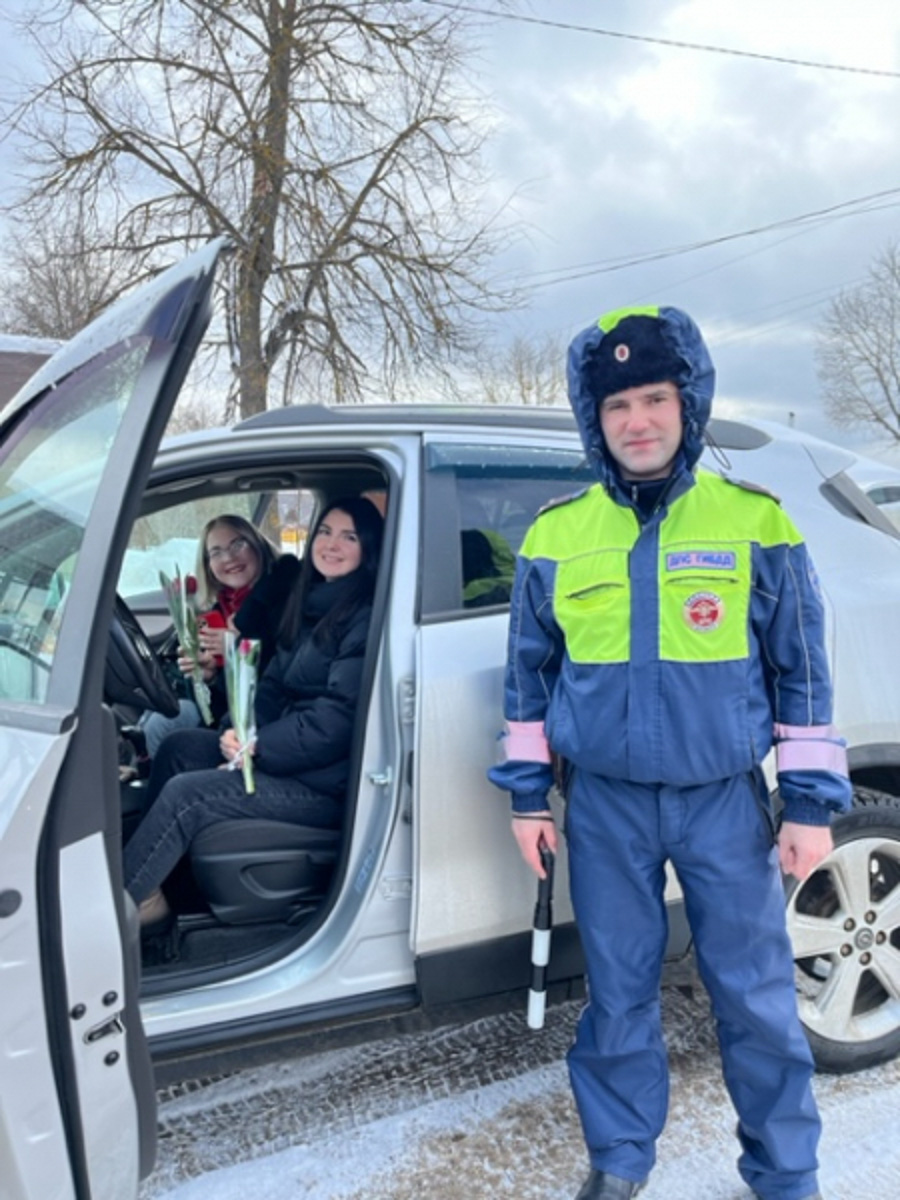 Всего за один день владимирские мужчины выполнили план по вручению цветов сразу на год вперед. Такие очереди за розами и тюльпанами будут не скоро, а значит, это 8 марта надо запомнить надолго, тем более в минувший праздник было место и креативному подходу к поздравлениям милых дам!