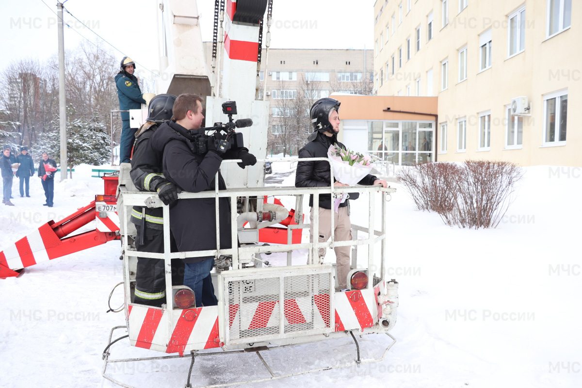 Всего за один день владимирские мужчины выполнили план по вручению цветов сразу на год вперед. Такие очереди за розами и тюльпанами будут не скоро, а значит, это 8 марта надо запомнить надолго, тем более в минувший праздник было место и креативному подходу к поздравлениям милых дам!