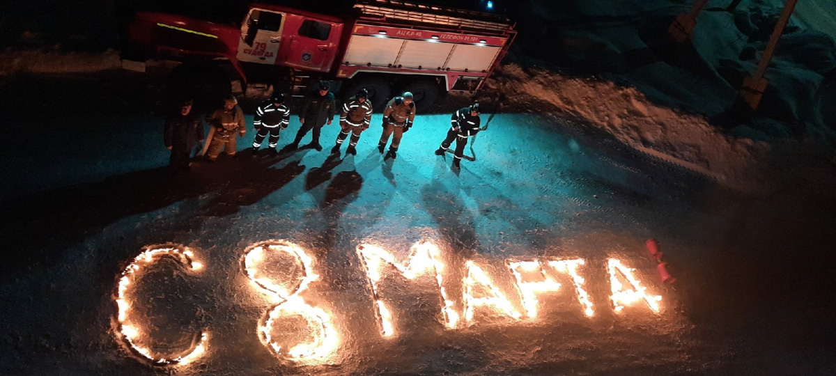 Всего за один день владимирские мужчины выполнили план по вручению цветов сразу на год вперед. Такие очереди за розами и тюльпанами будут не скоро, а значит, это 8 марта надо запомнить надолго, тем более в минувший праздник было место и креативному подходу к поздравлениям милых дам!