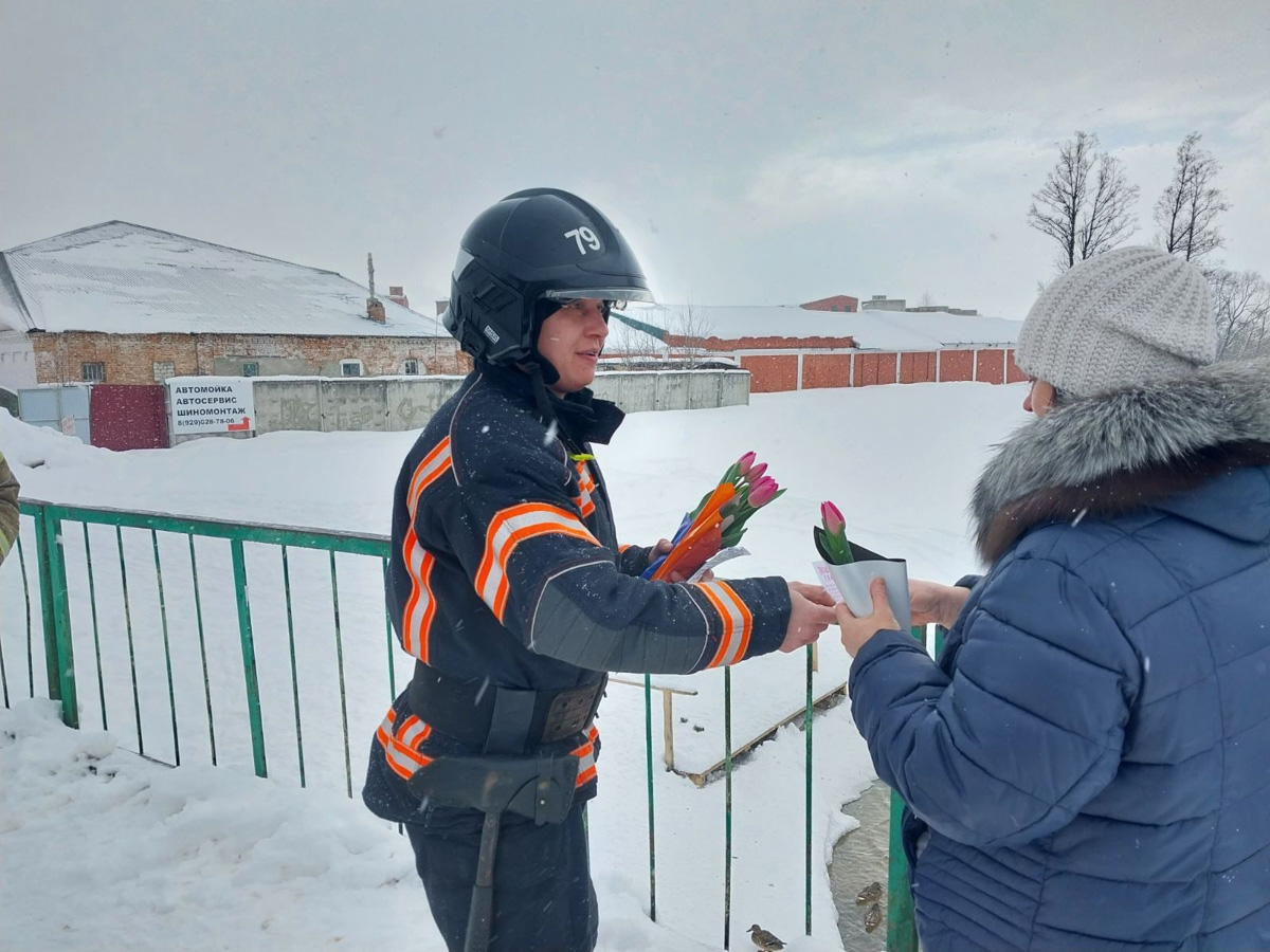 Всего за один день владимирские мужчины выполнили план по вручению цветов сразу на год вперед. Такие очереди за розами и тюльпанами будут не скоро, а значит, это 8 марта надо запомнить надолго, тем более в минувший праздник было место и креативному подходу к поздравлениям милых дам!