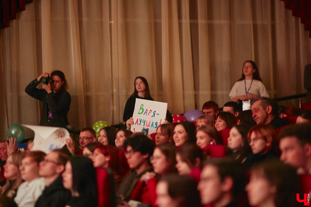 Любой конкурс красоты — магнит для глаз. «Мисс ВлГУ — 2023» не стал исключением. Прекрасные девушки, роскошные наряды, неожиданные таланты, а на десерт — непредсказуемый финал. «Ключ-Медиа» подготовил фотоотчёт с прошедшего мероприятия.