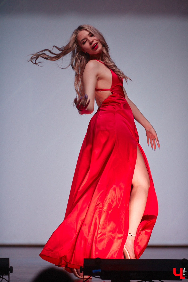 Любой конкурс красоты — магнит для глаз. «Мисс ВлГУ — 2023» не стал исключением. Прекрасные девушки, роскошные наряды, неожиданные таланты, а на десерт — непредсказуемый финал. «Ключ-Медиа» подготовил фотоотчёт с прошедшего мероприятия.