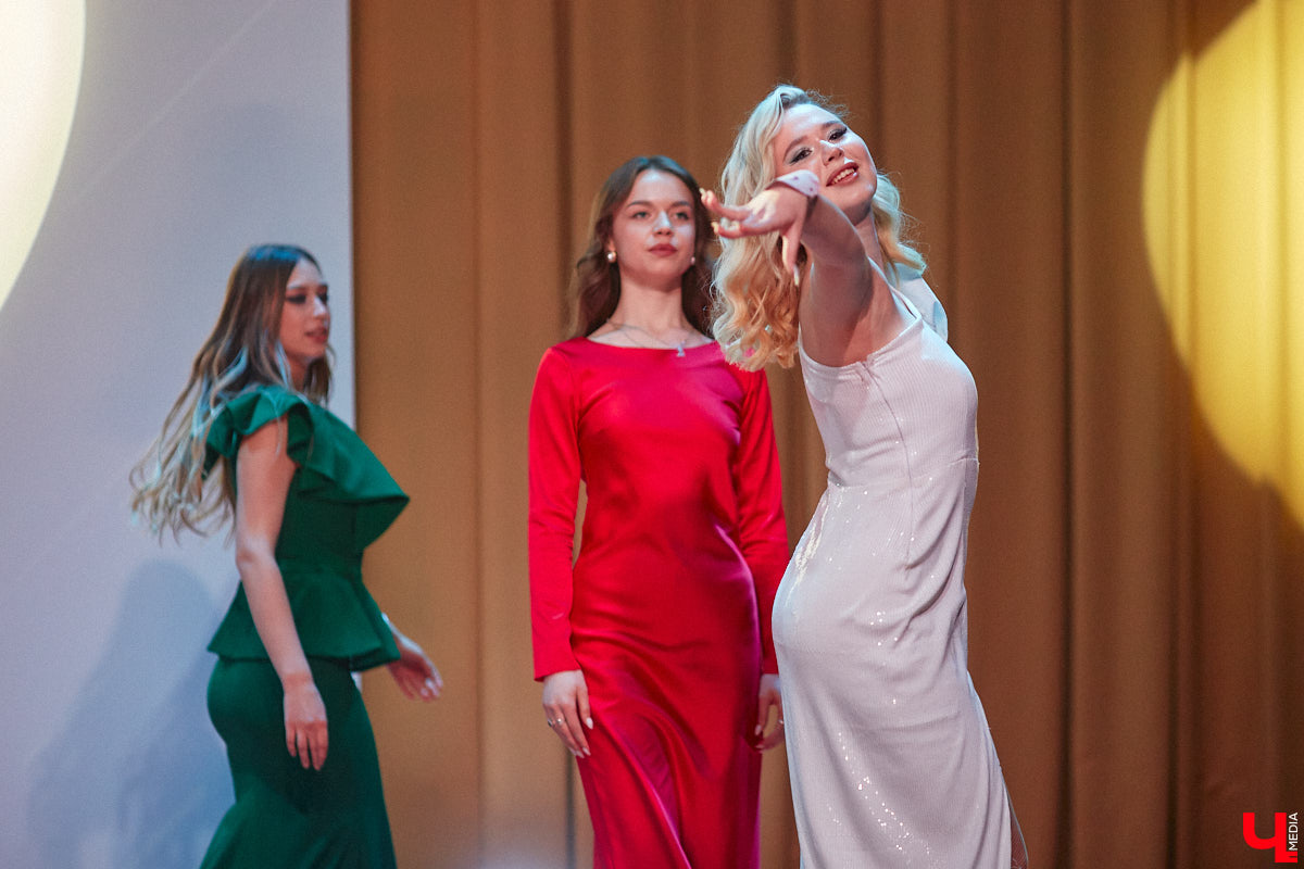 Любой конкурс красоты — магнит для глаз. «Мисс ВлГУ — 2023» не стал исключением. Прекрасные девушки, роскошные наряды, неожиданные таланты, а на десерт — непредсказуемый финал. «Ключ-Медиа» подготовил фотоотчёт с прошедшего мероприятия.