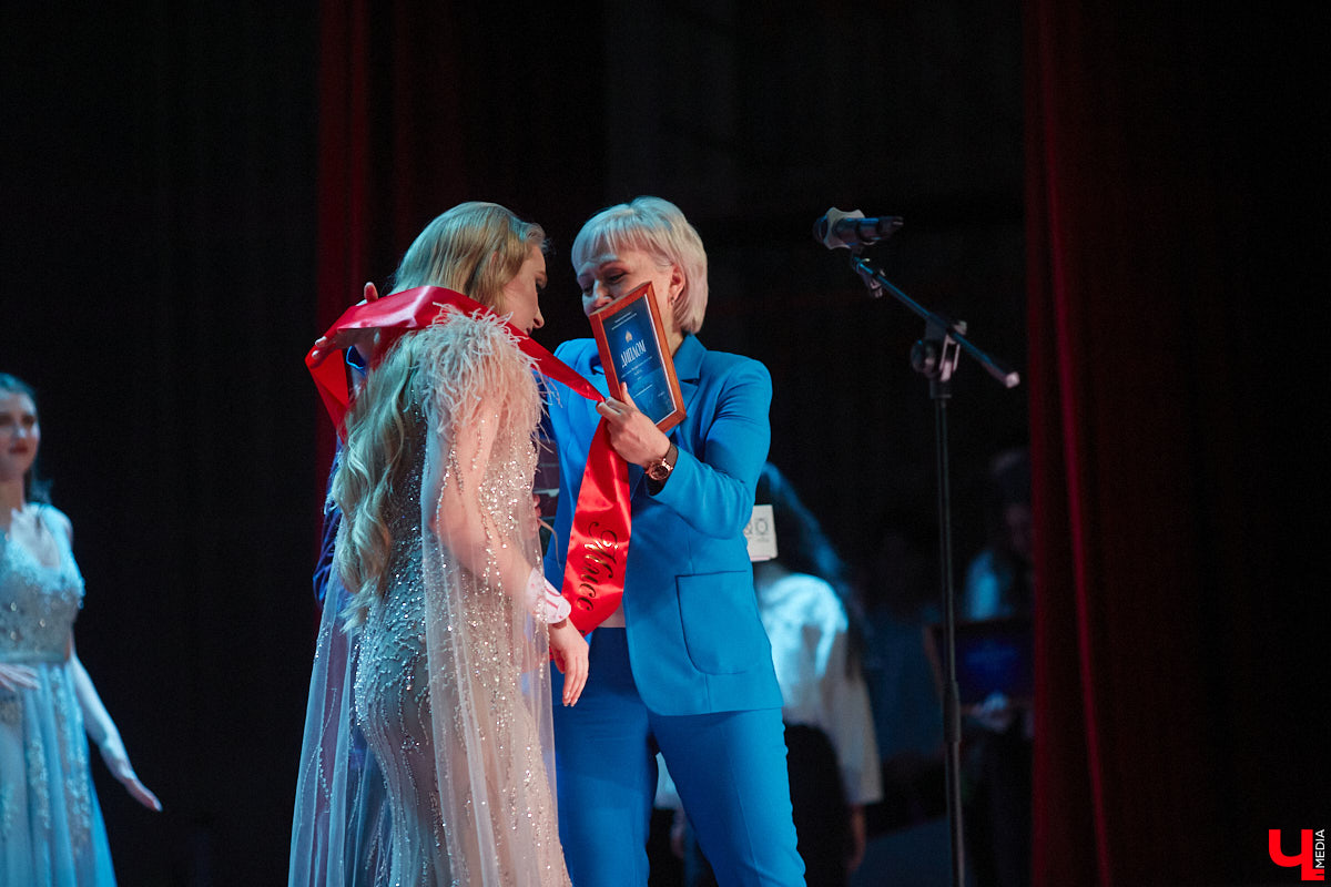 Любой конкурс красоты — магнит для глаз. «Мисс ВлГУ — 2023» не стал исключением. Прекрасные девушки, роскошные наряды, неожиданные таланты, а на десерт — непредсказуемый финал. «Ключ-Медиа» подготовил фотоотчёт с прошедшего мероприятия.