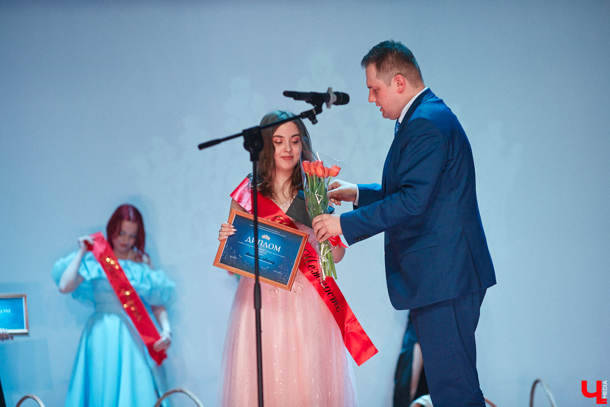 Любой конкурс красоты — магнит для глаз. «Мисс ВлГУ — 2023» не стал исключением. Прекрасные девушки, роскошные наряды, неожиданные таланты, а на десерт — непредсказуемый финал. «Ключ-Медиа» подготовил фотоотчёт с прошедшего мероприятия.