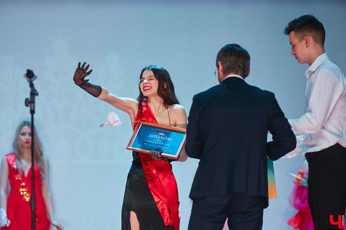 Любой конкурс красоты — магнит для глаз. «Мисс ВлГУ — 2023» не стал исключением. Прекрасные девушки, роскошные наряды, неожиданные таланты, а на десерт — непредсказуемый финал. «Ключ-Медиа» подготовил фотоотчёт с прошедшего мероприятия.