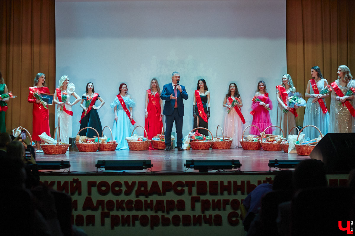 Любой конкурс красоты — магнит для глаз. «Мисс ВлГУ — 2023» не стал исключением. Прекрасные девушки, роскошные наряды, неожиданные таланты, а на десерт — непредсказуемый финал. «Ключ-Медиа» подготовил фотоотчёт с прошедшего мероприятия.