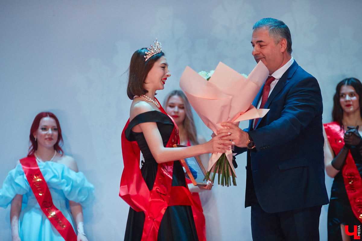 Любой конкурс красоты — магнит для глаз. «Мисс ВлГУ — 2023» не стал исключением. Прекрасные девушки, роскошные наряды, неожиданные таланты, а на десерт — непредсказуемый финал. «Ключ-Медиа» подготовил фотоотчёт с прошедшего мероприятия.