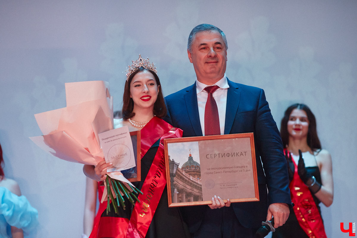 Любой конкурс красоты — магнит для глаз. «Мисс ВлГУ — 2023» не стал исключением. Прекрасные девушки, роскошные наряды, неожиданные таланты, а на десерт — непредсказуемый финал. «Ключ-Медиа» подготовил фотоотчёт с прошедшего мероприятия.