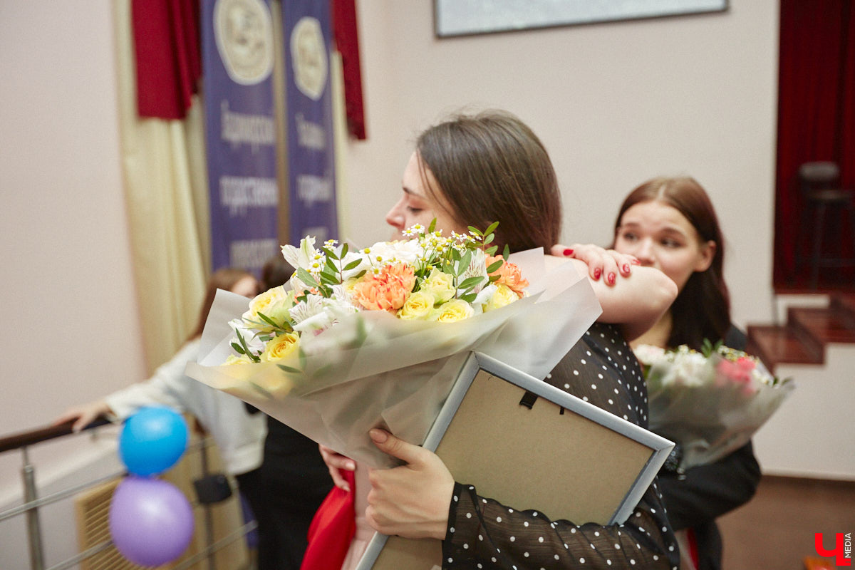 Любой конкурс красоты — магнит для глаз. «Мисс ВлГУ — 2023» не стал исключением. Прекрасные девушки, роскошные наряды, неожиданные таланты, а на десерт — непредсказуемый финал. «Ключ-Медиа» подготовил фотоотчёт с прошедшего мероприятия.