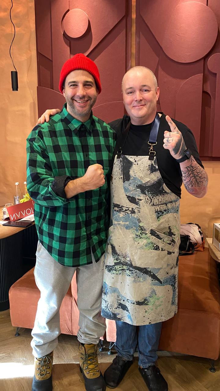 Известного российского телеведущего и актера Ивана Урганта заметили во владимирском ресторане, куда он заехал перекусить в компании друзей после празднования дня рождения своей супруги в Суздале. Кстати, именно там не так давно отдыхал и другой не менее популярный ведущий Андрей Малахов!