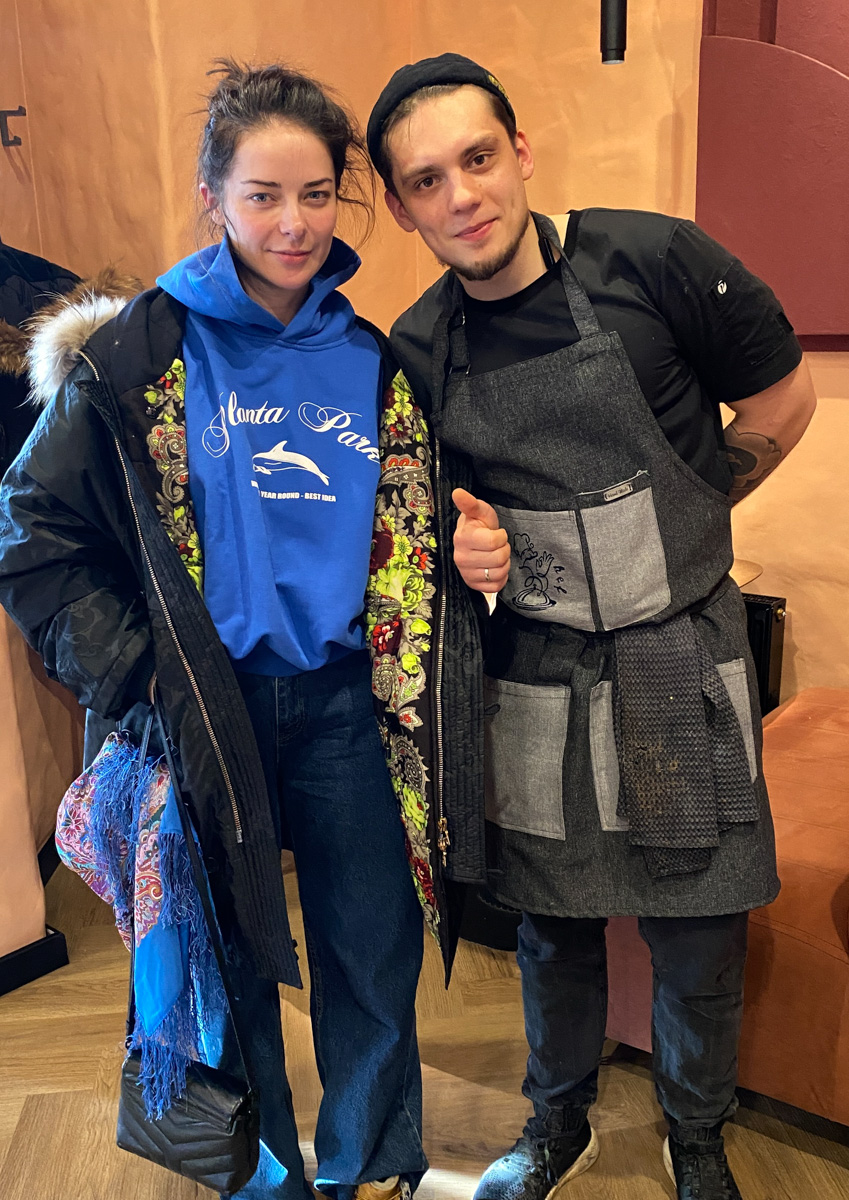 Известного российского телеведущего и актера Ивана Урганта заметили во владимирском ресторане, куда он заехал перекусить в компании друзей после празднования дня рождения своей супруги в Суздале. Кстати, именно там не так давно отдыхал и другой не менее популярный ведущий Андрей Малахов!