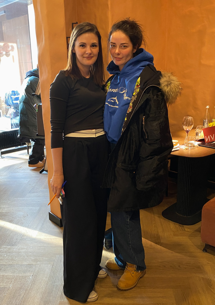 Известного российского телеведущего и актера Ивана Урганта заметили во владимирском ресторане, куда он заехал перекусить в компании друзей после празднования дня рождения своей супруги в Суздале. Кстати, именно там не так давно отдыхал и другой не менее популярный ведущий Андрей Малахов!