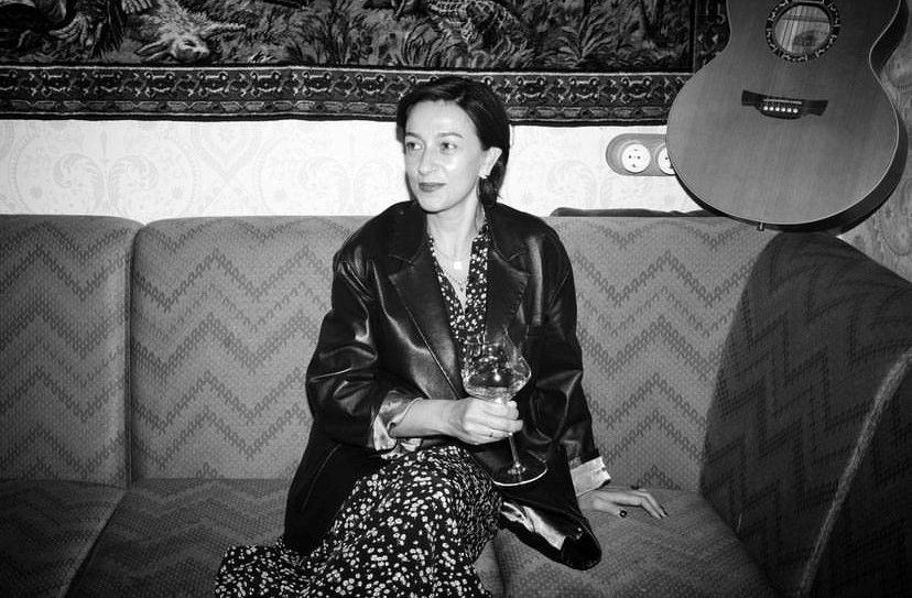 Известного российского телеведущего и актера Ивана Урганта заметили во владимирском ресторане, куда он заехал перекусить в компании друзей после празднования дня рождения своей супруги в Суздале. Кстати, именно там не так давно отдыхал и другой не менее популярный ведущий Андрей Малахов!