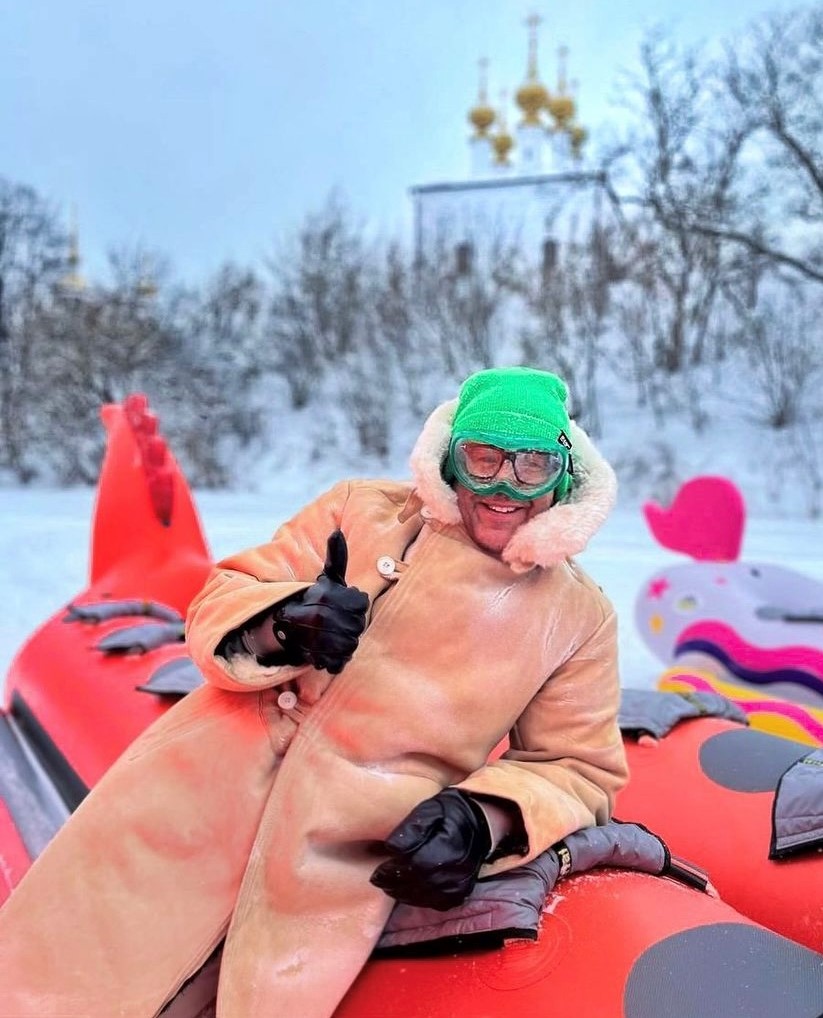 Известного российского телеведущего и актера Ивана Урганта заметили во владимирском ресторане, куда он заехал перекусить в компании друзей после празднования дня рождения своей супруги в Суздале. Кстати, именно там не так давно отдыхал и другой не менее популярный ведущий Андрей Малахов!