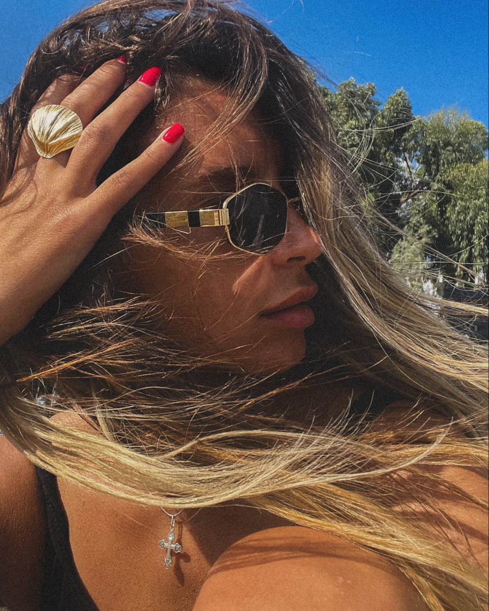 Владимирская светская львица и fashion girl Анна Черноморская шутит, что ей впору менять ник на Средиземноморская. Почему? Все просто. Ее супругу предложили работу мечты на Кипре, и теперь она живет то там, то в России. Также Анна успела побывать в разных уголках Парижа. Обо всем этом девушка рассказала в интервью нашему изданию.