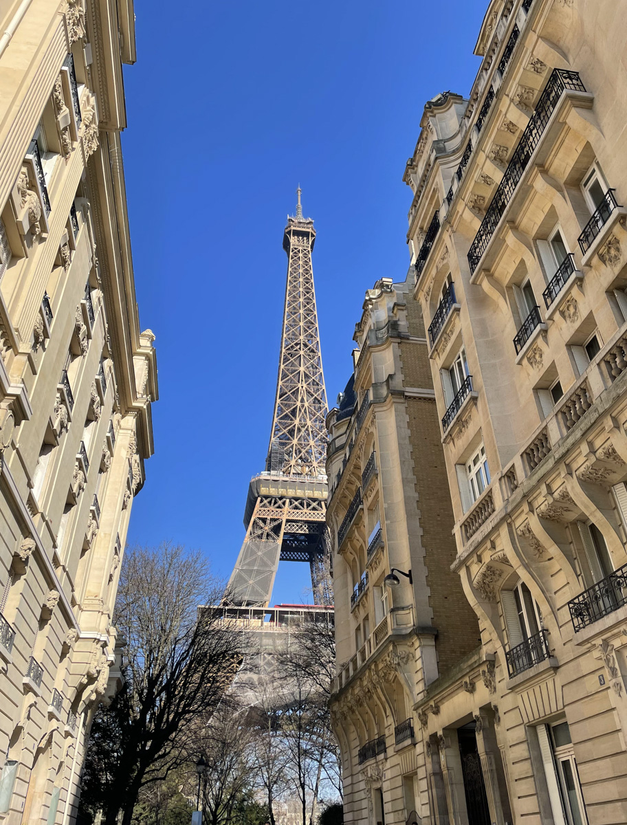 Владимирская светская львица и fashion girl Анна Черноморская шутит, что ей впору менять ник на Средиземноморская. Почему? Все просто. Ее супругу предложили работу мечты на Кипре, и теперь она живет то там, то в России. Также Анна успела побывать в разных уголках Парижа. Обо всем этом девушка рассказала в интервью нашему изданию.