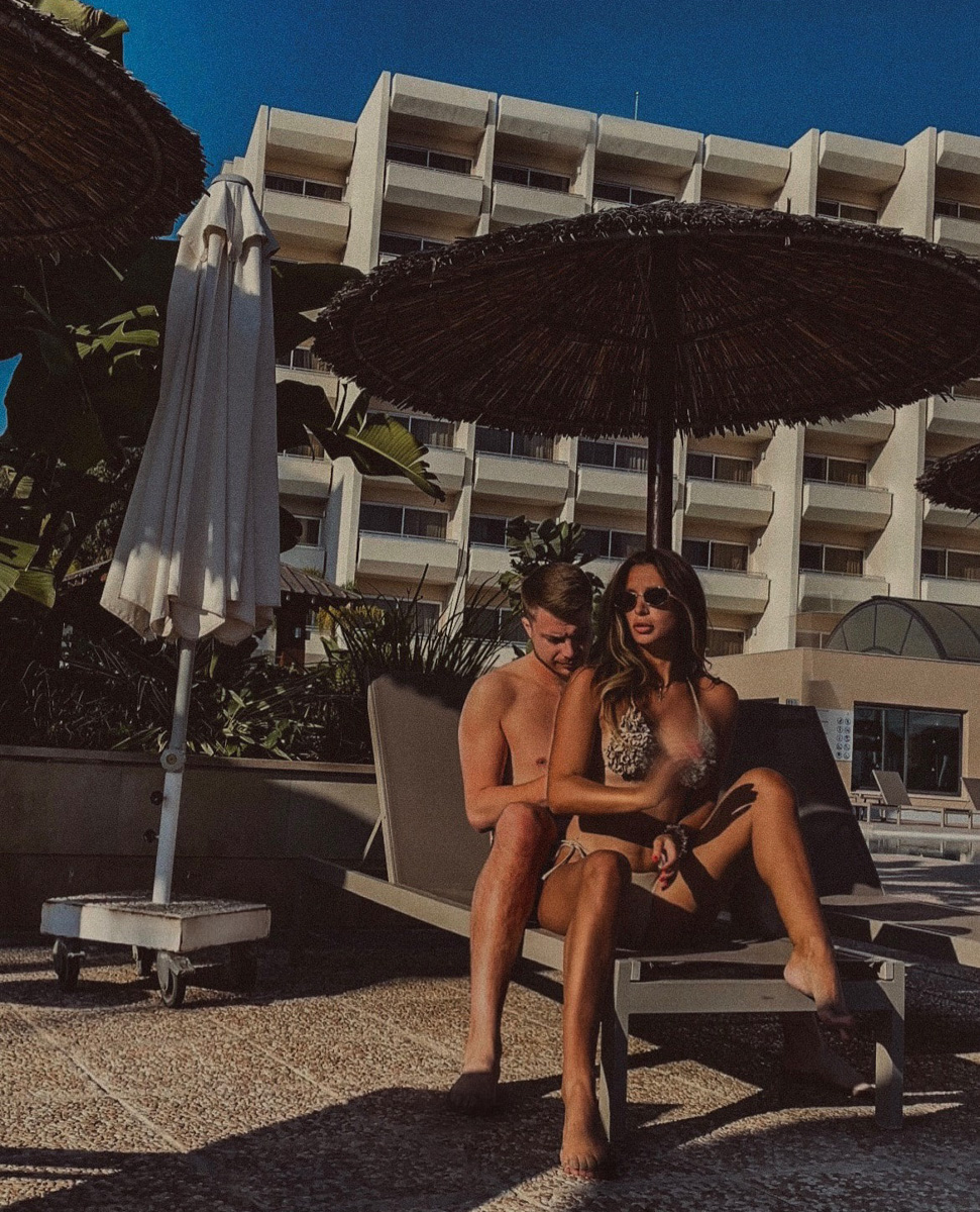 Владимирская светская львица и fashion girl Анна Черноморская шутит, что ей впору менять ник на Средиземноморская. Почему? Все просто. Ее супругу предложили работу мечты на Кипре, и теперь она живет то там, то в России. Также Анна успела побывать в разных уголках Парижа. Обо всем этом девушка рассказала в интервью нашему изданию.