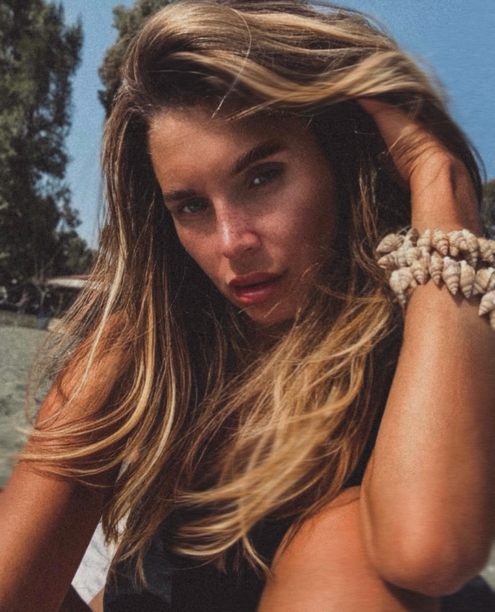 Владимирская светская львица и fashion girl Анна Черноморская шутит, что ей впору менять ник на Средиземноморская. Почему? Все просто. Ее супругу предложили работу мечты на Кипре, и теперь она живет то там, то в России. Также Анна успела побывать в разных уголках Парижа. Обо всем этом девушка рассказала в интервью нашему изданию.