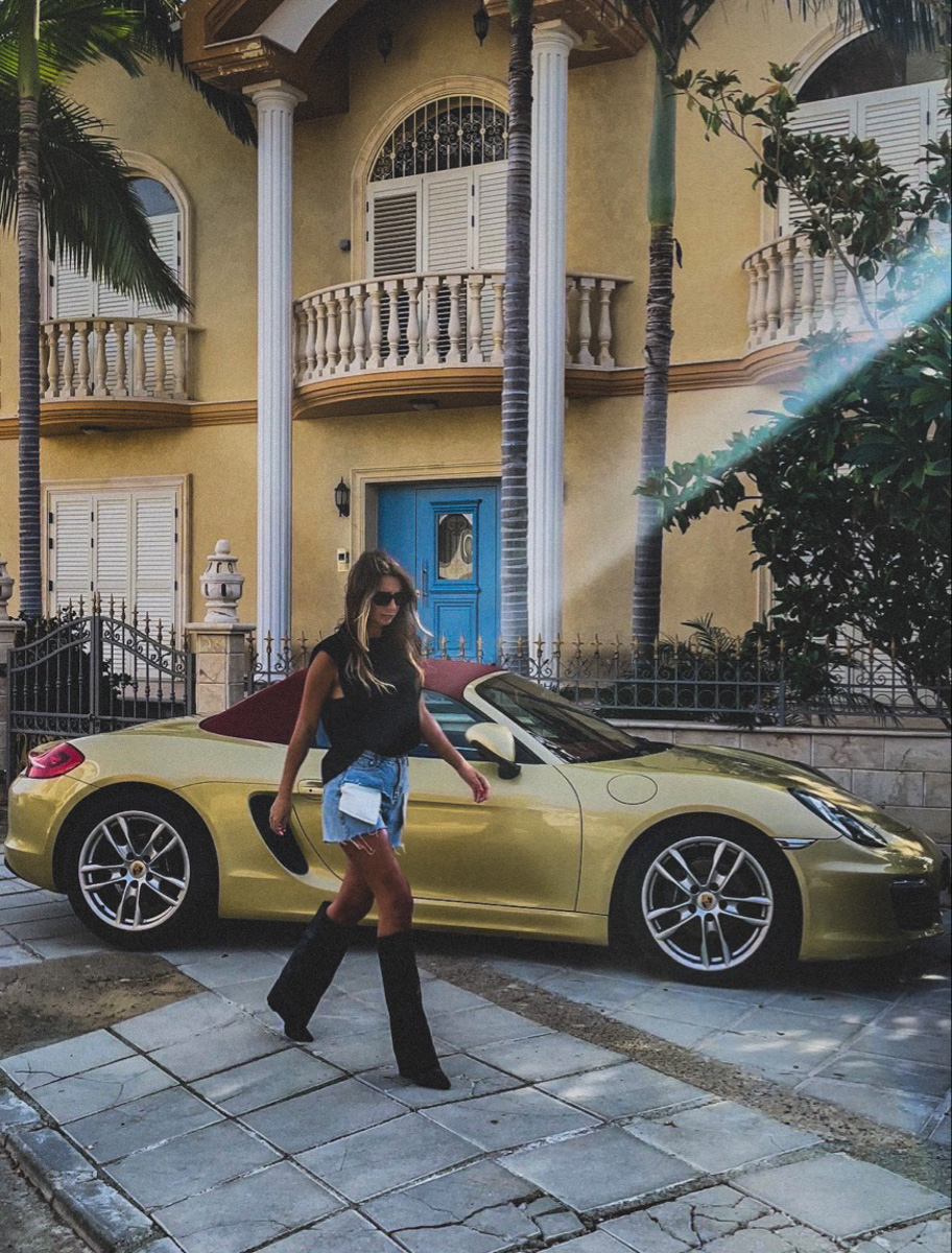 Владимирская светская львица и fashion girl Анна Черноморская шутит, что ей впору менять ник на Средиземноморская. Почему? Все просто. Ее супругу предложили работу мечты на Кипре, и теперь она живет то там, то в России. Также Анна успела побывать в разных уголках Парижа. Обо всем этом девушка рассказала в интервью нашему изданию.