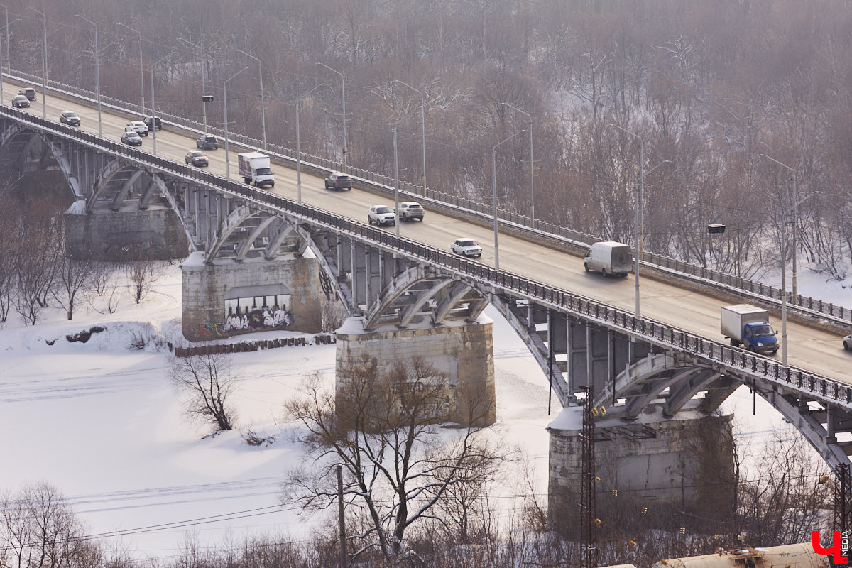 Четырнадцатого февраля начались общественные обсуждения проекта планировки территории, где пройдёт новый путь от площади Фрунзе до существующей автомобильной дороги Ладога — Лунёво и Судогодского шоссе. В необходимости появления дополнительного маршрута через реку нынешний глава города не сомневается. А что думают о проекте горожане и урбанисты?
