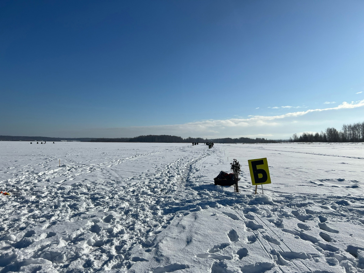В Суздальском районе прошел чемпионат Владимирской области по ловле на мормышку, которому впервые в истории регионального спорта присвоили статус международного. На соревнования приехали призеры мирового первенства из Республики Беларусь. Их весьма удивила толщина льда на Глазовском водохранилище.