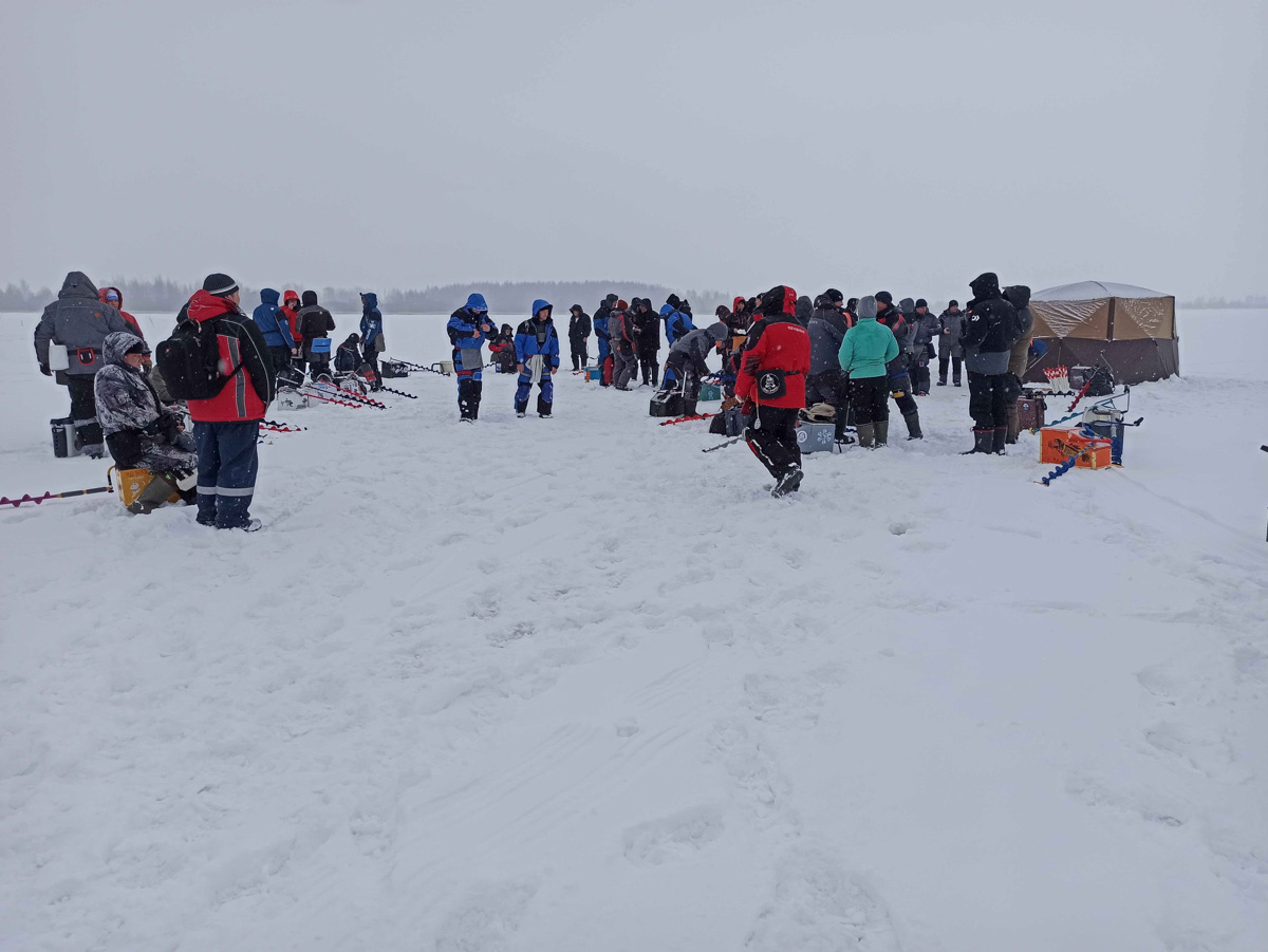 В Суздальском районе прошел чемпионат Владимирской области по ловле на мормышку, которому впервые в истории регионального спорта присвоили статус международного. На соревнования приехали призеры мирового первенства из Республики Беларусь. Их весьма удивила толщина льда на Глазовском водохранилище.