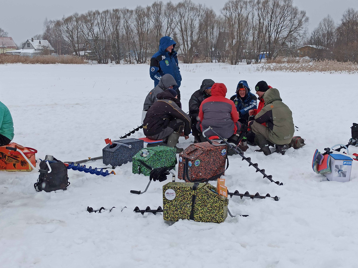 В Суздальском районе прошел чемпионат Владимирской области по ловле на мормышку, которому впервые в истории регионального спорта присвоили статус международного. На соревнования приехали призеры мирового первенства из Республики Беларусь. Их весьма удивила толщина льда на Глазовском водохранилище.