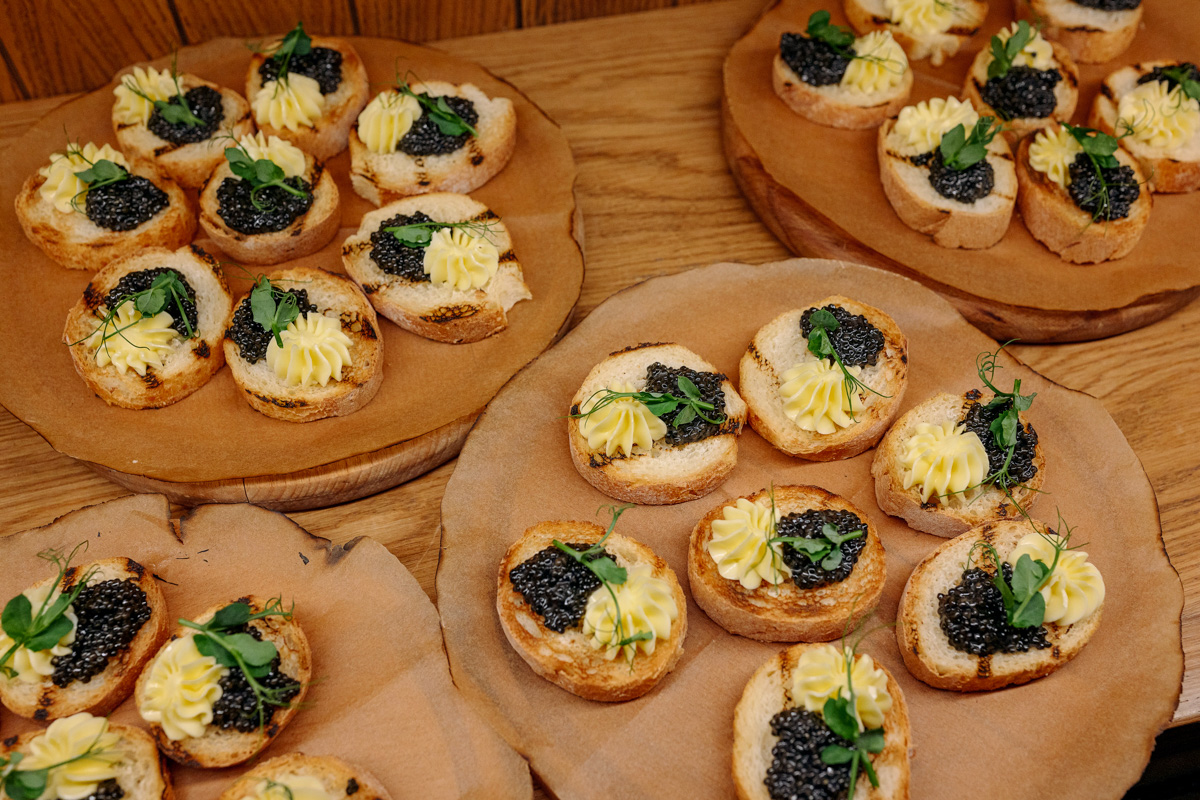 Приём в стиле русского дворянства — процедура невероятно эстетичная и хлебосольная. Откуда «Ключ-Медиа» известны такие подробности? Вечером 7 марта мы посетили уникальное светское мероприятие по мотивам романа Михаила Афанасьевича Булгакова «Собачье сердце» и готовы делиться впечатлениями.