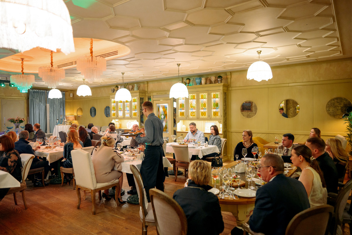 Приём в стиле русского дворянства — процедура невероятно эстетичная и хлебосольная. Откуда «Ключ-Медиа» известны такие подробности? Вечером 7 марта мы посетили уникальное светское мероприятие по мотивам романа Михаила Афанасьевича Булгакова «Собачье сердце» и готовы делиться впечатлениями.