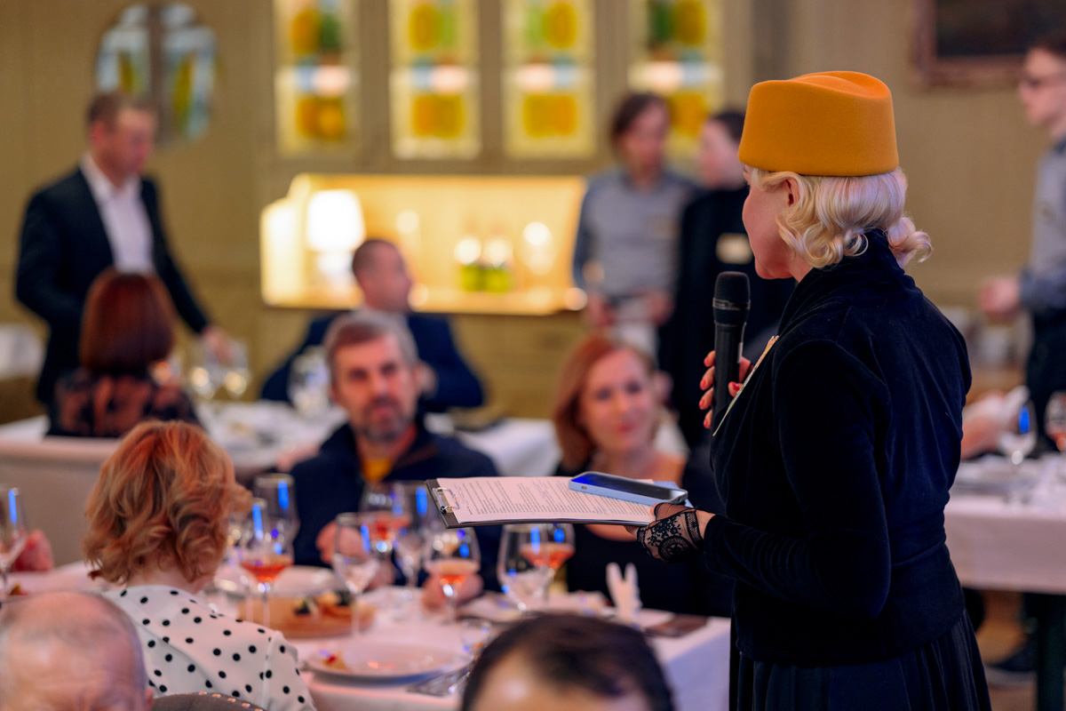 Приём в стиле русского дворянства — процедура невероятно эстетичная и хлебосольная. Откуда «Ключ-Медиа» известны такие подробности? Вечером 7 марта мы посетили уникальное светское мероприятие по мотивам романа Михаила Афанасьевича Булгакова «Собачье сердце» и готовы делиться впечатлениями.