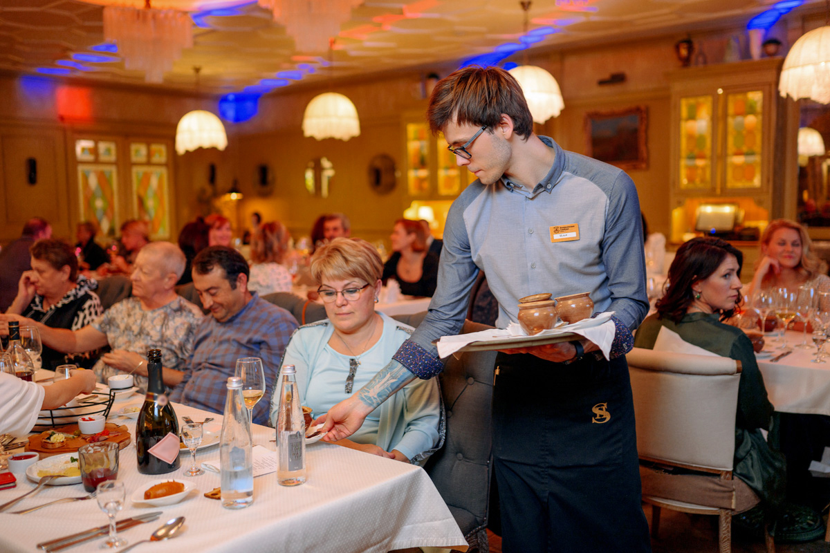 Приём в стиле русского дворянства — процедура невероятно эстетичная и хлебосольная. Откуда «Ключ-Медиа» известны такие подробности? Вечером 7 марта мы посетили уникальное светское мероприятие по мотивам романа Михаила Афанасьевича Булгакова «Собачье сердце» и готовы делиться впечатлениями.