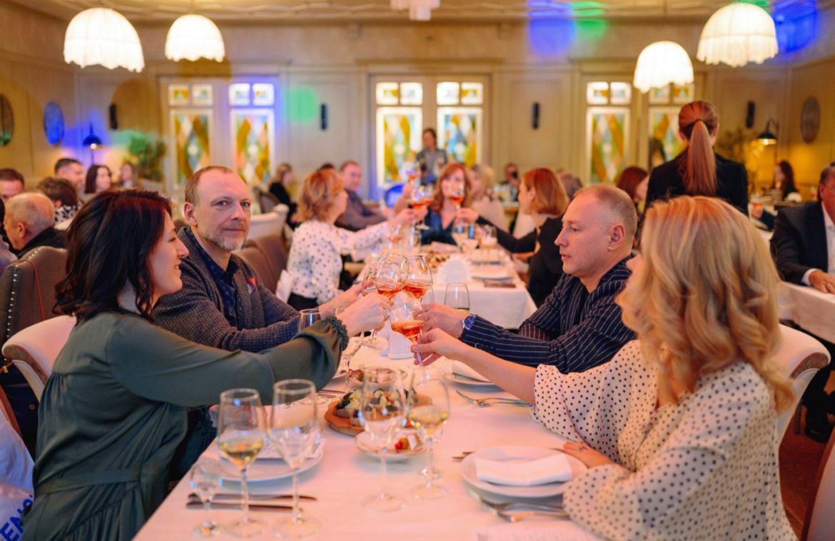 Приём в стиле русского дворянства — процедура невероятно эстетичная и хлебосольная. Откуда «Ключ-Медиа» известны такие подробности? Вечером 7 марта мы посетили уникальное светское мероприятие по мотивам романа Михаила Афанасьевича Булгакова «Собачье сердце» и готовы делиться впечатлениями.