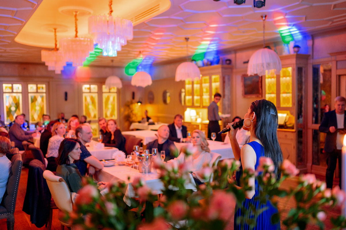 Приём в стиле русского дворянства — процедура невероятно эстетичная и хлебосольная. Откуда «Ключ-Медиа» известны такие подробности? Вечером 7 марта мы посетили уникальное светское мероприятие по мотивам романа Михаила Афанасьевича Булгакова «Собачье сердце» и готовы делиться впечатлениями.