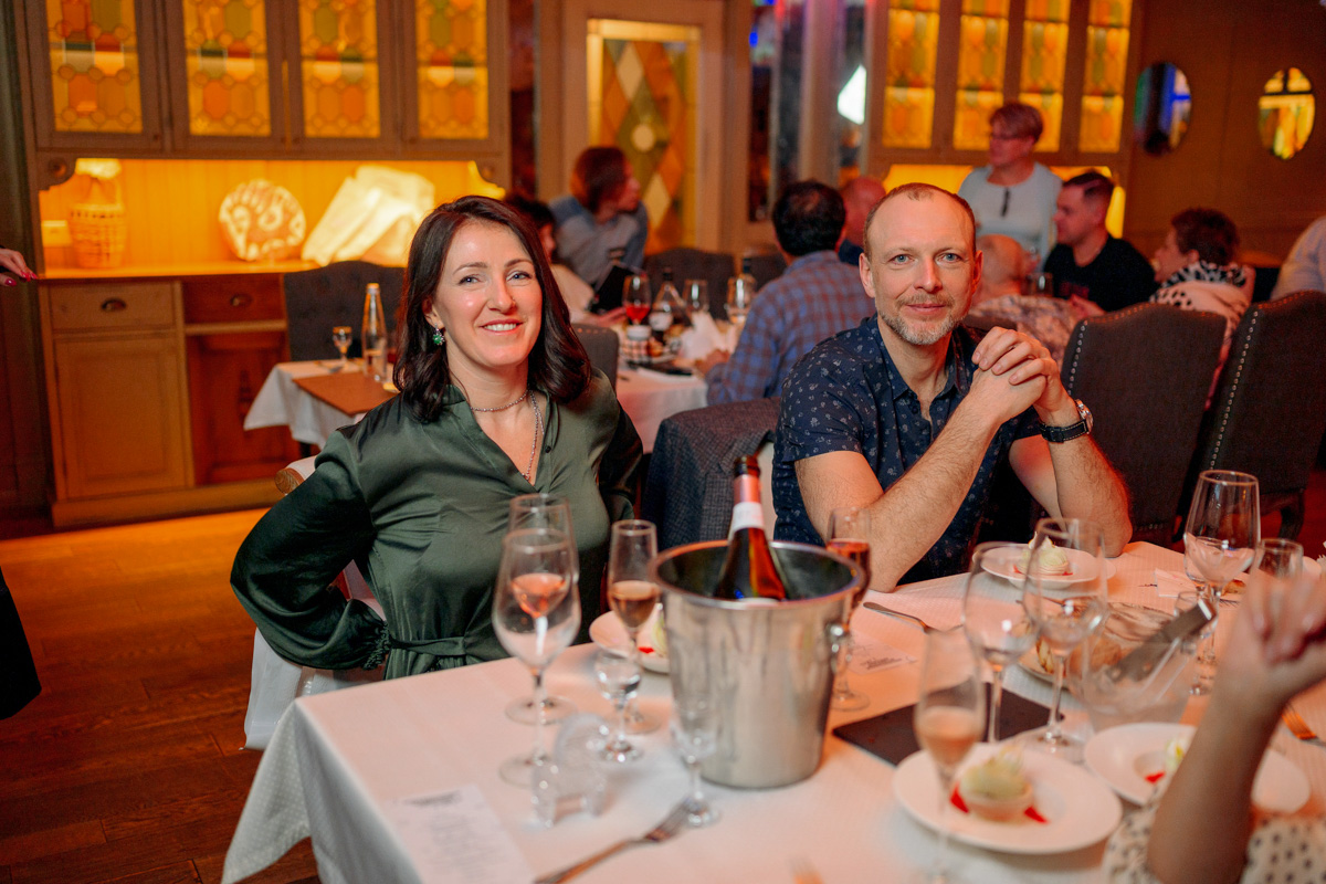 Приём в стиле русского дворянства — процедура невероятно эстетичная и хлебосольная. Откуда «Ключ-Медиа» известны такие подробности? Вечером 7 марта мы посетили уникальное светское мероприятие по мотивам романа Михаила Афанасьевича Булгакова «Собачье сердце» и готовы делиться впечатлениями.