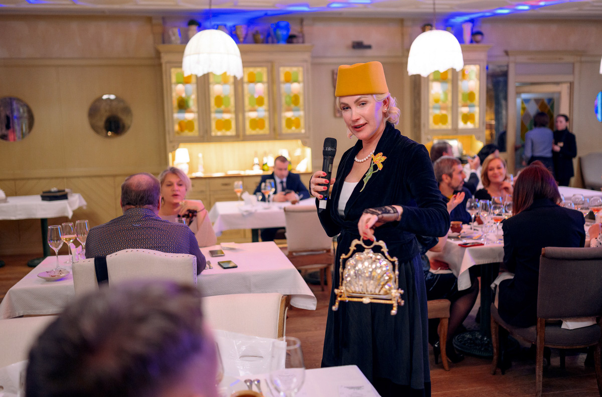 Приём в стиле русского дворянства — процедура невероятно эстетичная и хлебосольная. Откуда «Ключ-Медиа» известны такие подробности? Вечером 7 марта мы посетили уникальное светское мероприятие по мотивам романа Михаила Афанасьевича Булгакова «Собачье сердце» и готовы делиться впечатлениями.