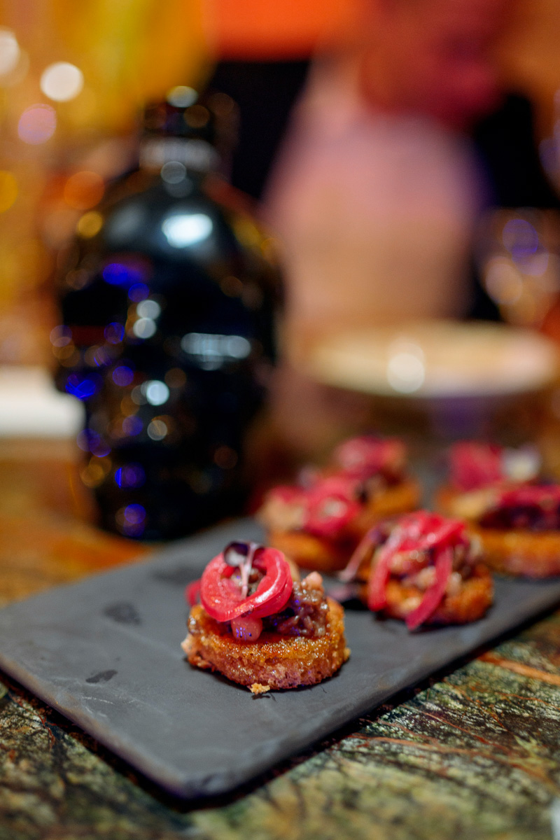 Приём в стиле русского дворянства — процедура невероятно эстетичная и хлебосольная. Откуда «Ключ-Медиа» известны такие подробности? Вечером 7 марта мы посетили уникальное светское мероприятие по мотивам романа Михаила Афанасьевича Булгакова «Собачье сердце» и готовы делиться впечатлениями.