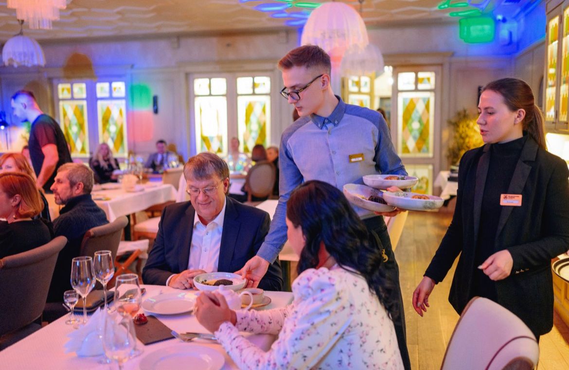 Приём в стиле русского дворянства — процедура невероятно эстетичная и хлебосольная. Откуда «Ключ-Медиа» известны такие подробности? Вечером 7 марта мы посетили уникальное светское мероприятие по мотивам романа Михаила Афанасьевича Булгакова «Собачье сердце» и готовы делиться впечатлениями.