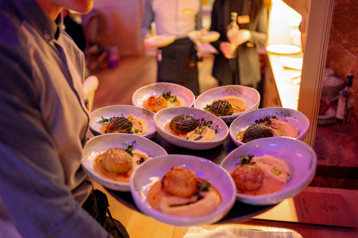 Приём в стиле русского дворянства — процедура невероятно эстетичная и хлебосольная. Откуда «Ключ-Медиа» известны такие подробности? Вечером 7 марта мы посетили уникальное светское мероприятие по мотивам романа Михаила Афанасьевича Булгакова «Собачье сердце» и готовы делиться впечатлениями.