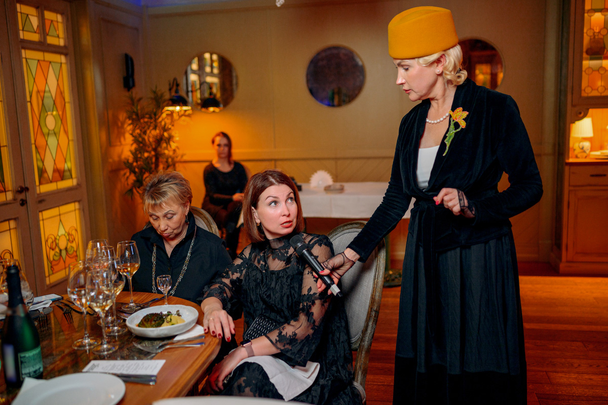 Приём в стиле русского дворянства — процедура невероятно эстетичная и хлебосольная. Откуда «Ключ-Медиа» известны такие подробности? Вечером 7 марта мы посетили уникальное светское мероприятие по мотивам романа Михаила Афанасьевича Булгакова «Собачье сердце» и готовы делиться впечатлениями.