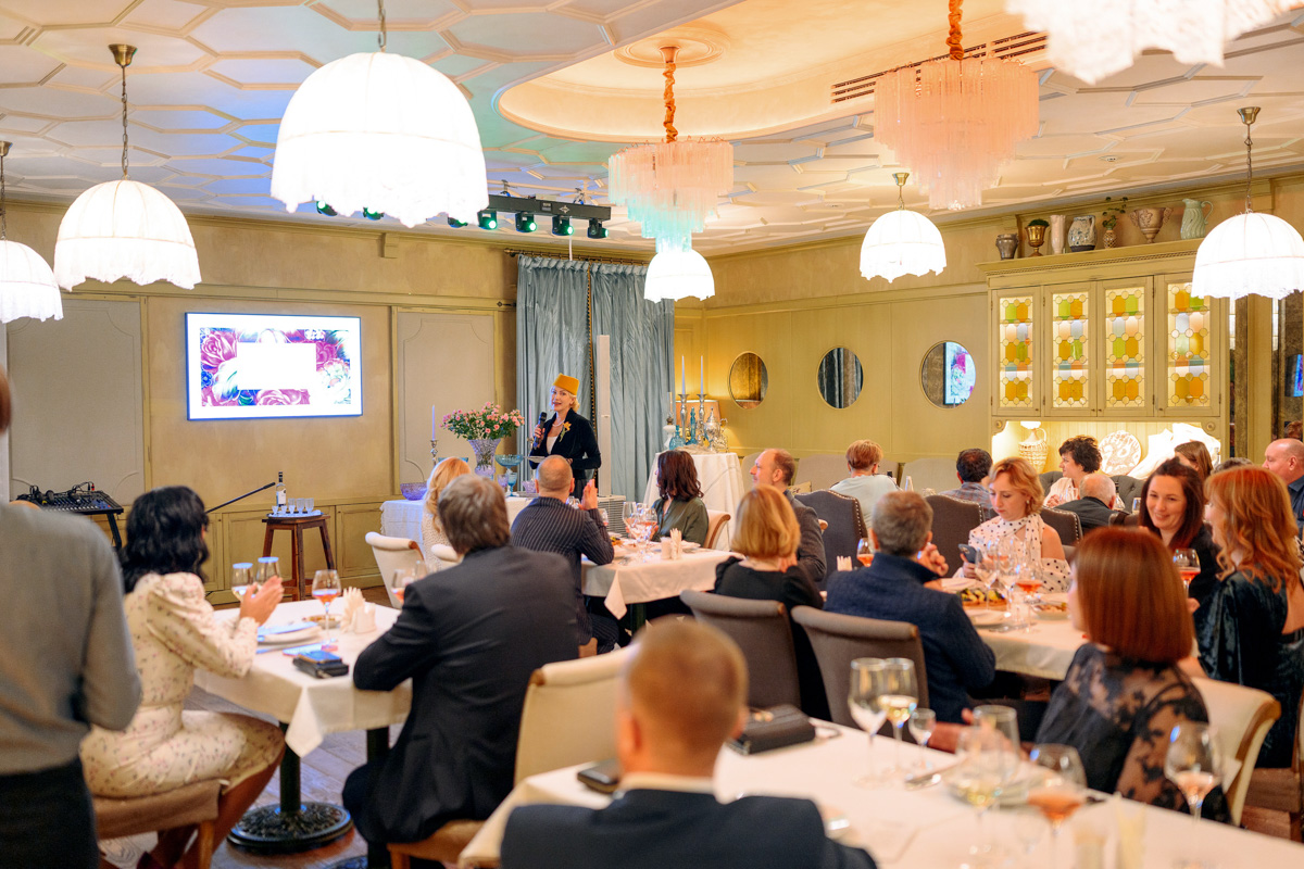 Приём в стиле русского дворянства — процедура невероятно эстетичная и хлебосольная. Откуда «Ключ-Медиа» известны такие подробности? Вечером 7 марта мы посетили уникальное светское мероприятие по мотивам романа Михаила Афанасьевича Булгакова «Собачье сердце» и готовы делиться впечатлениями.