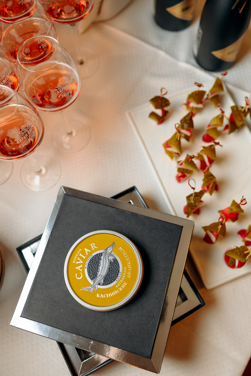 Приём в стиле русского дворянства — процедура невероятно эстетичная и хлебосольная. Откуда «Ключ-Медиа» известны такие подробности? Вечером 7 марта мы посетили уникальное светское мероприятие по мотивам романа Михаила Афанасьевича Булгакова «Собачье сердце» и готовы делиться впечатлениями.