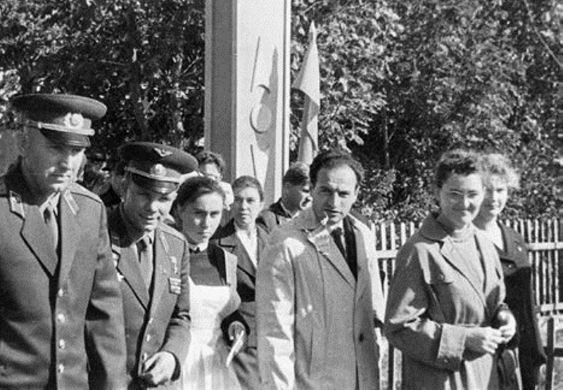 В 1961 году Юрий Гагарин первым в мире совершил полет в космос на космическом корабле «Восток». Облетев Землю за 1 час 48 минут, он благополучно вернулся на землю. Так случилось, что жизнь первого космонавта планеты оборвалась 27 марта 1968 года на территории Владимирской области. Но не только эта трагедия связывает его имя с нашим краем. Вместе с «Ключ-Медиа» давайте вспомним места 33-го региона, где он бывал.