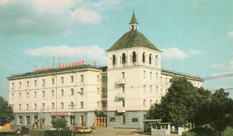 В 1961 году Юрий Гагарин первым в мире совершил полет в космос на космическом корабле «Восток». Облетев Землю за 1 час 48 минут, он благополучно вернулся на землю. Так случилось, что жизнь первого космонавта планеты оборвалась 27 марта 1968 года на территории Владимирской области. Но не только эта трагедия связывает его имя с нашим краем. Вместе с «Ключ-Медиа» давайте вспомним места 33-го региона, где он бывал.